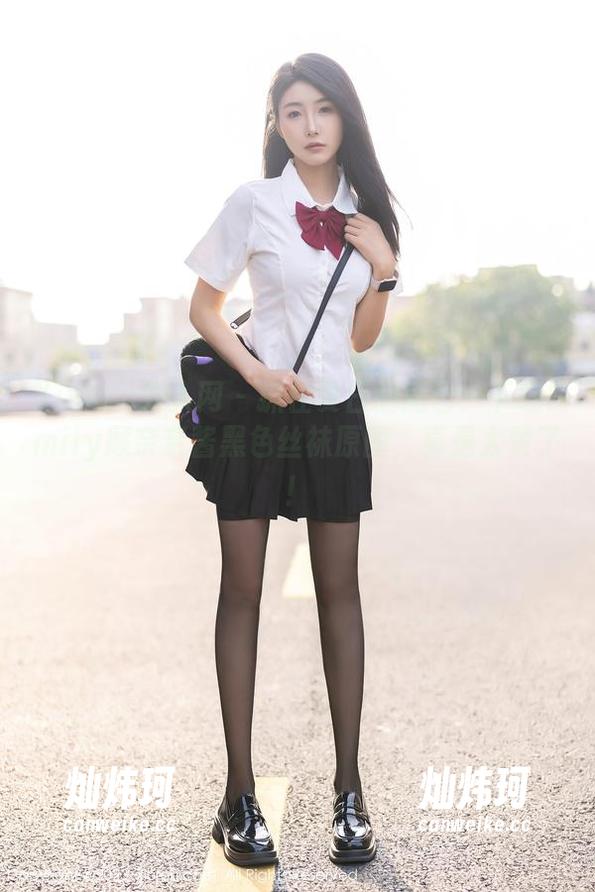 Xiuren秀人网 - 抓住夏日的尾巴：下载Emily顾奈奈酱黑色丝袜原图，真是太赞了！