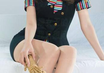 丽柜 - 每一张凌凌女王的照片都在说“我就是女皇”，而我只想问：这王座能让我坐一下吗？