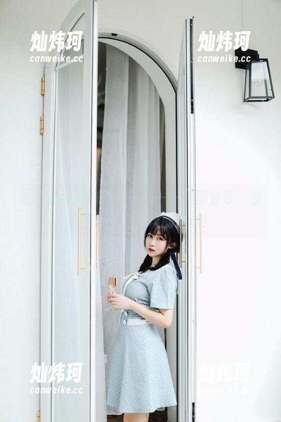 依依超级懒的雪夜锦礼——美图分享，感受那份恍若梦境的静谧！