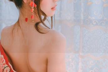 千反田鹿子的可爱写真：每一帧都散发着奇妙的魔力，让人忍不住多看几眼！