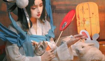 让奶狮不咬人的连衣裙在写真集里翩翩起舞，分享一场不小心的时尚探险！