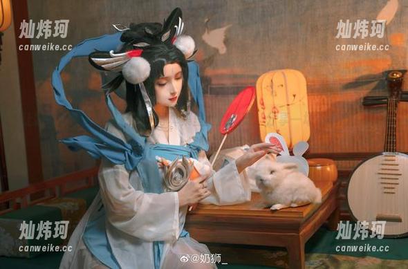 让奶狮不咬人的连衣裙在写真集里翩翩起舞，分享一场不小心的时尚探险！
