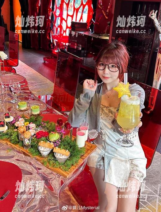 宝儿mysterial 宝儿mysterial的泳池时光:写真集让人想要躲进水里,原图更添神秘感!