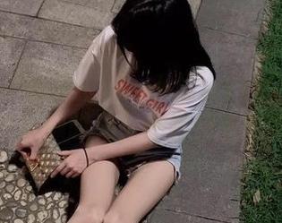 微密圈 - 套图特辑：小仙女ELaine泳池边的慵懒时光，光影交错的美好