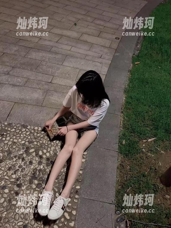 小仙女ELaine 微密圈 - 套图特辑:小仙女ELaine泳池边的慵懒时光,光影交错的美好