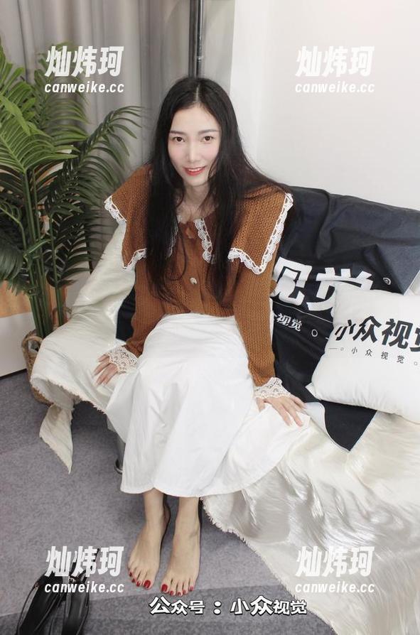 小众视觉 - 最新图册，婷婷在校园里纵情玩耍：有点傻有点可爱