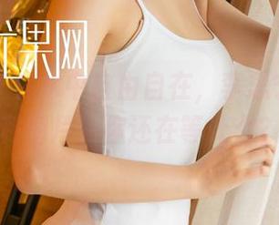 尤果网 - 在水中自由自在，李思宁泳池福利图片，你还在等什么？