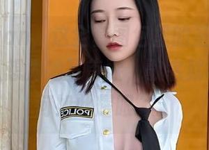 年年Nnian，这全套图包里的圣诞2022，真让人想为她写首歌，歌名就叫“你为何如此耀眼”。