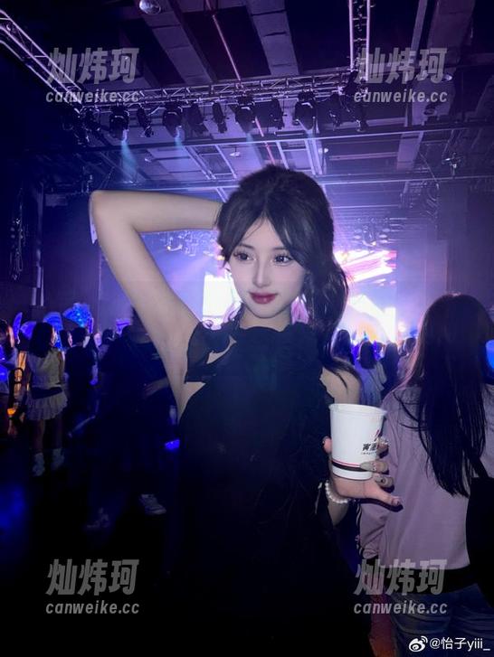 怡子yiii与紫蔷薇图包的惹火合集，不下载你肯定会后悔！