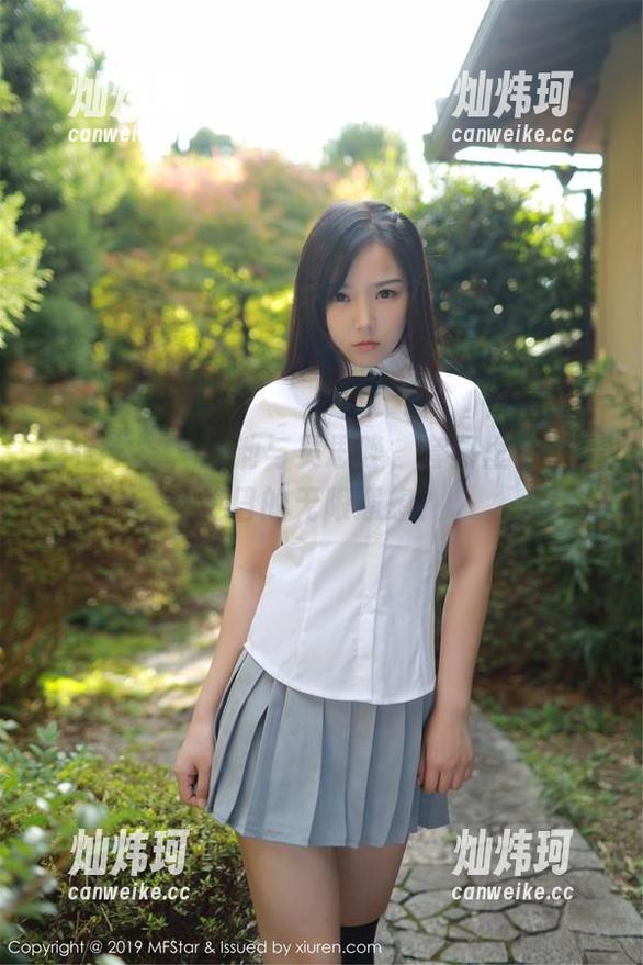 模范学院 - 泳池与吴思晚，套图里有多少夏日的无限遐想？