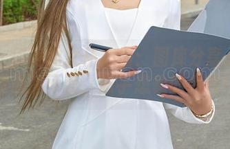 爱丝 - 何冉的女仆心情：图库分享里溢出的点滴可爱，超乎想象的俏皮！