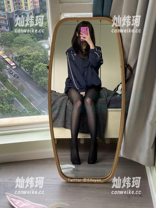 眼酱大魔王w，一位灵魂画手与办公小姐姐的双重身份，免费套图等你来享！