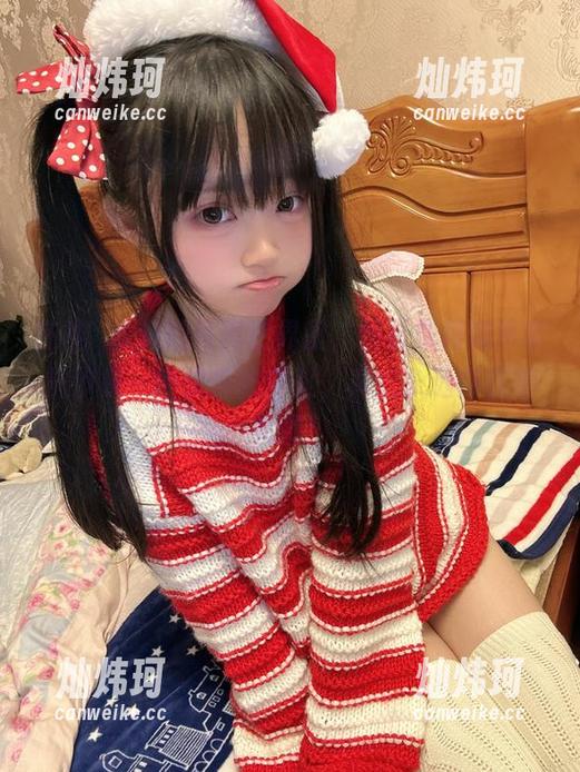 在神沢永莉的写真世界里，绫蛋糕裙和吊带袜汐是一种快乐的搭配，真想永远待在糖果屋！