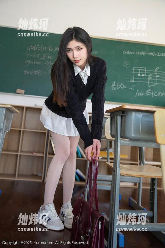 秀人网 - 一瞬间，高清写真中的伊一Moon女孩恰似春风拂面