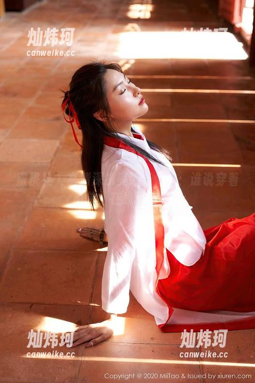 蜜桃社 - 高清深扒美绪连体衣：谁说穿着简单，在线不简单！
