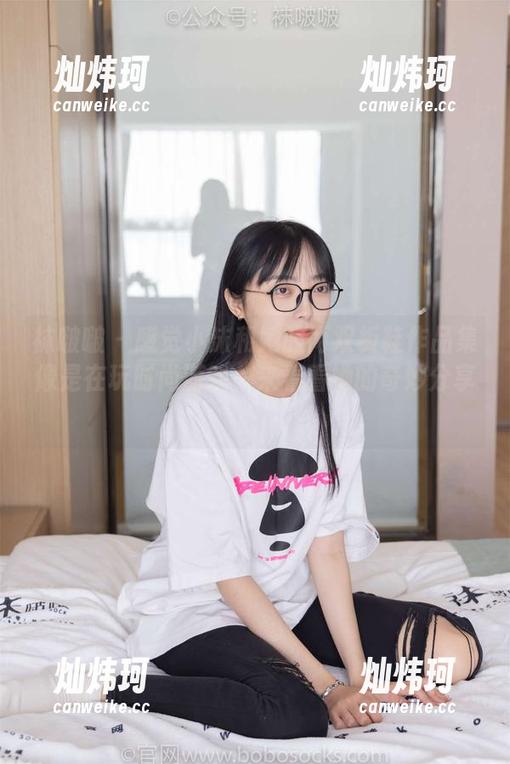 袜啵啵 - 感觉小沫和她的两双板鞋作品集像是在玩时尚游戏，来看看她的奇妙分享！