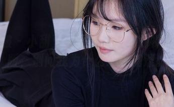 袜啵啵 - 小甜豆美图分享：她的裸足花絮版，别问我为什么心跳加速。
