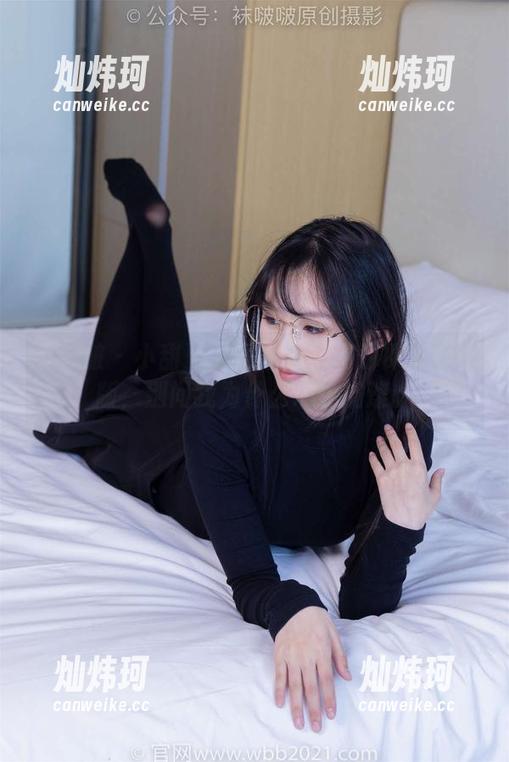 袜啵啵 - 小甜豆美图分享：她的裸足花絮版，别问我为什么心跳加速。