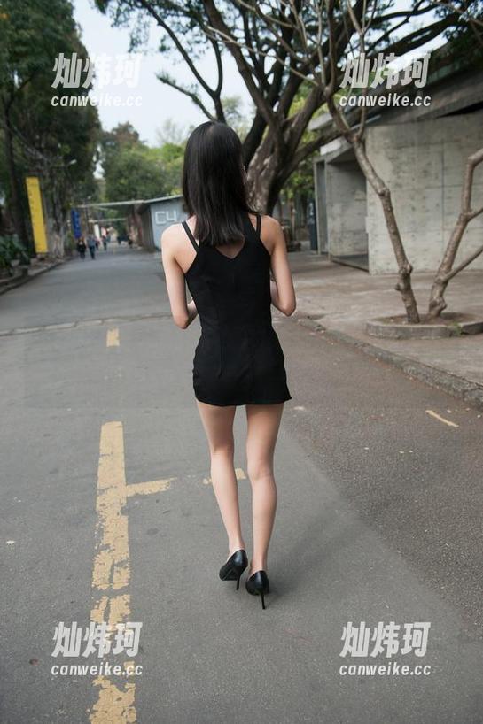 魔镜街拍 - 追踪婷婷的肉丝圣诞美人，让你在寒风中也能感受到一丝暖意的写真！