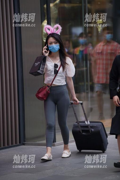 魔镜街拍-艾小青 魔镜街拍 - 艾小青的旗袍街拍:美图一出,连路边的狗都停下来欣赏了!