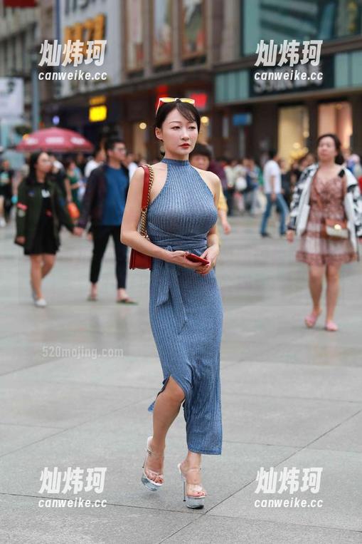 魔镜街拍 - 想知道艾小青的超短裙秘诀？图包+肉丝=幸福公式！