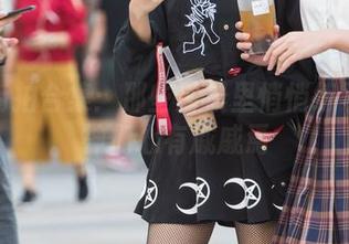 魔镜街拍合集：那些清晨里悄悄练习的女神们心有戚戚焉